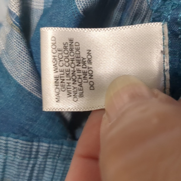 Adorable button up v-neck blouse - Picture 14 of 15